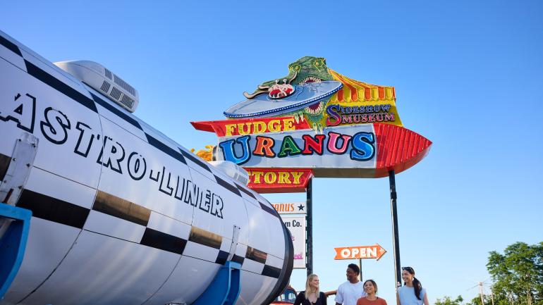 Uranus Fudge Factory and Museum 工厂及博物馆入口标志 Uranus Fudge Factory and Museum 工厂及博物馆入口标志