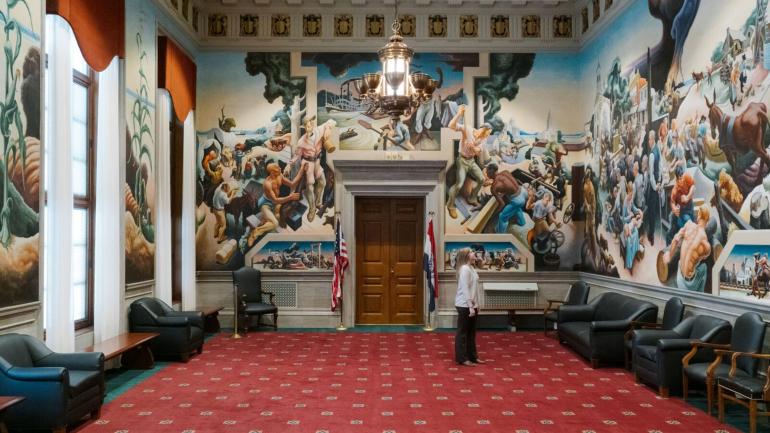 密苏里州议会大厦内部由托马斯·哈特·本顿创作的“密苏里州社会史”壁画