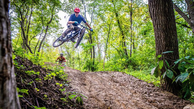 河崖步道公园的骑行冒险与崎岖小径