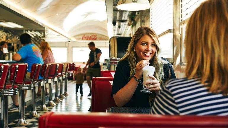 在 Route 66 Diner 餐厅享用一杯奶昔 在 Route 66 Diner 餐厅享用一杯奶昔