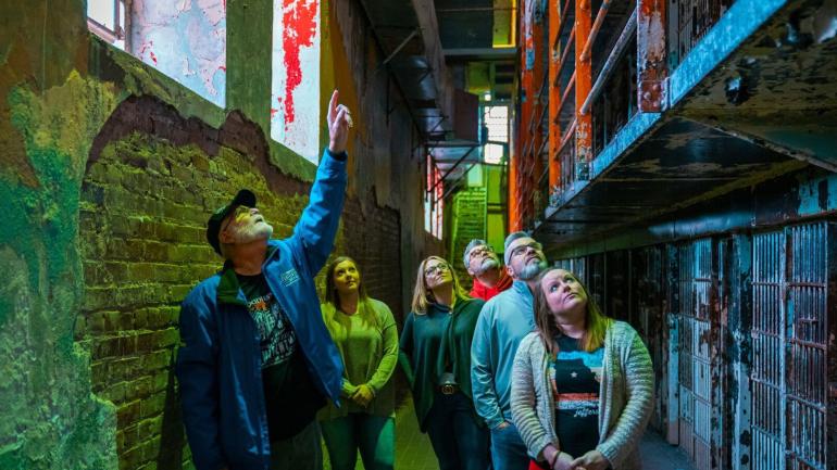 在导游的带领下参观密苏里州立监狱