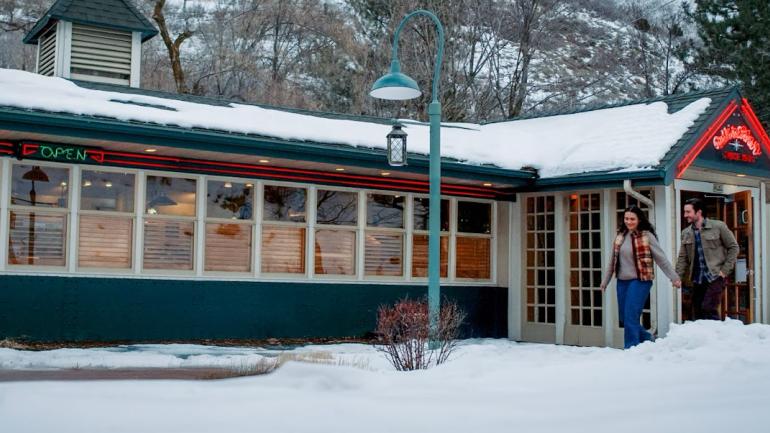 被积雪覆盖的 Ruth's Diner 餐厅的前景