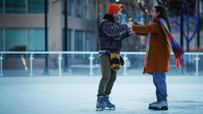 情侣在 Gallivan Center 的室外溜冰场溜冰