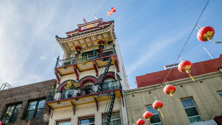 旧金山唐人街的建筑类似于宝塔，街道上装饰着灯笼