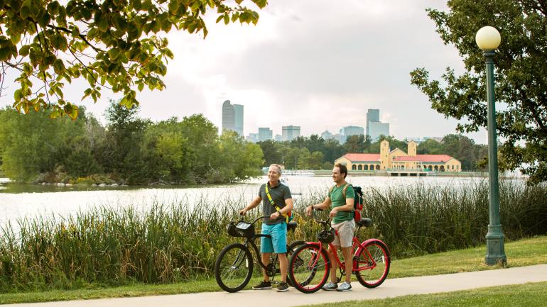 在丹佛城市公园骑行时停下来欣赏天际线的美景