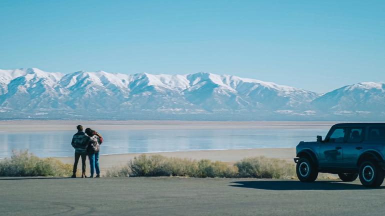 大盐湖中令人惊叹的群山倒影