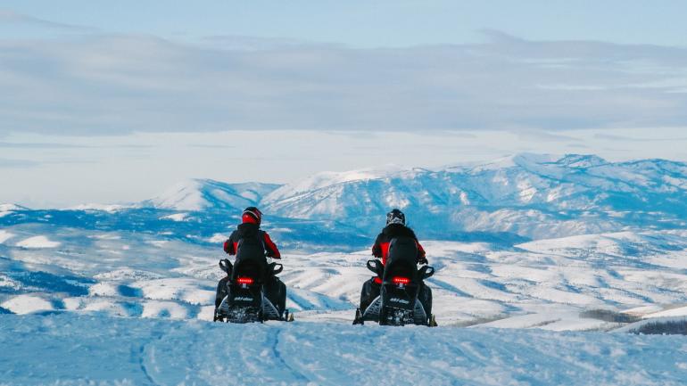 在激动人心的雪地摩托骑行中欣赏犹他州令人惊叹的山间美景