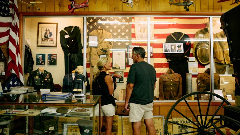 在巴克斯特斯普林斯遗产中心和博物馆参观军事历史展览 在巴克斯特斯普林斯遗产中心和博物馆参观军事历史展览