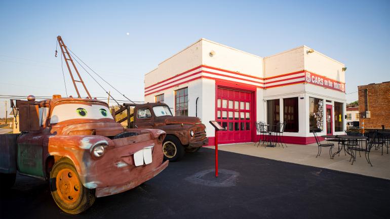 在加利纳的 Cars on the Route 外,停放着那些启发了皮克斯角色“板牙”(Tow Mater) 的巨型拖车卡车 在加利纳的 Cars on the Route 外,停放着那些启发了皮克斯角色“板牙”(Tow Mater) 的巨型拖车卡车