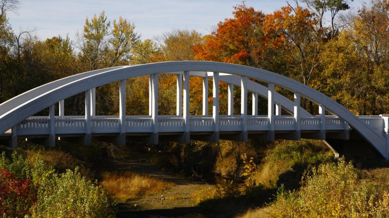 秋日的色彩映衬着布拉什溪桥 (Brush Creek Bridge),这座桥因其独特的拱形结构而被称为彩虹桥 (Rainbow Bridge) 秋日的色彩映衬着布拉什溪桥 (Brush Creek Bridge),这座桥因其独特的拱形结构而被称为彩虹桥 (Rainbow Bridge)
