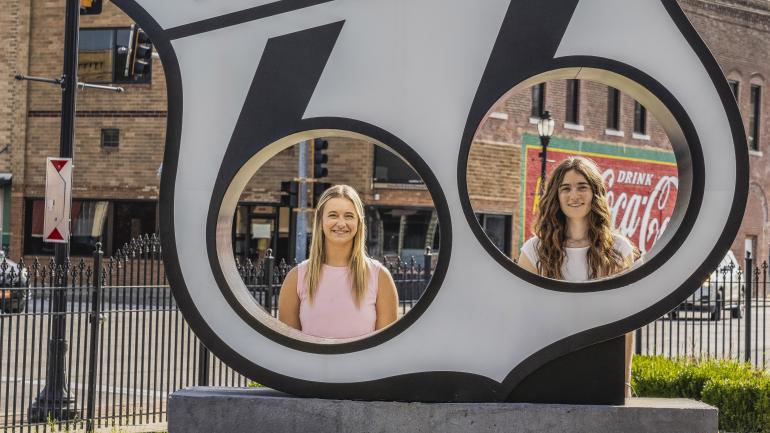 在加利纳与 66 号公路主题艺术作品合影 在加利纳与 66 号公路主题艺术作品合影