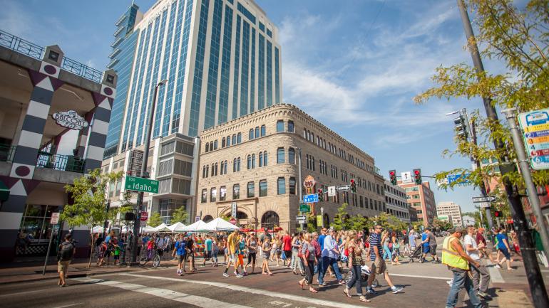 季节性开放的博伊西农贸市场开市时,市中心热闹非凡 季节性开放的博伊西农贸市场开市时,市中心热闹非凡