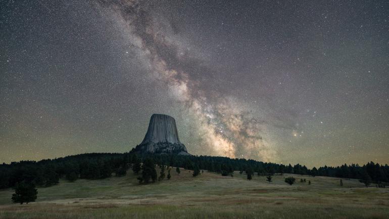 魔鬼塔国家纪念区上空的璀璨银河 魔鬼塔国家纪念区上空的璀璨银河