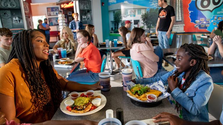 在韦瑟福德的 Lucille’s Roadhouse 餐厅享用美食