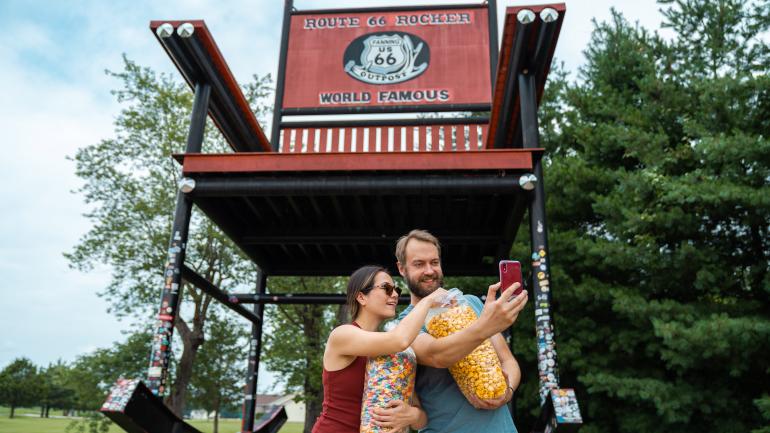 密苏里州古巴镇上的 66 号公路摇椅