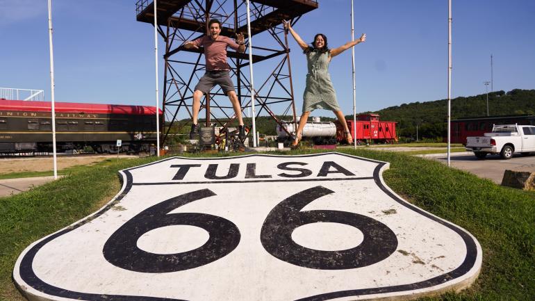 塔尔萨 66 号公路历史村的游客