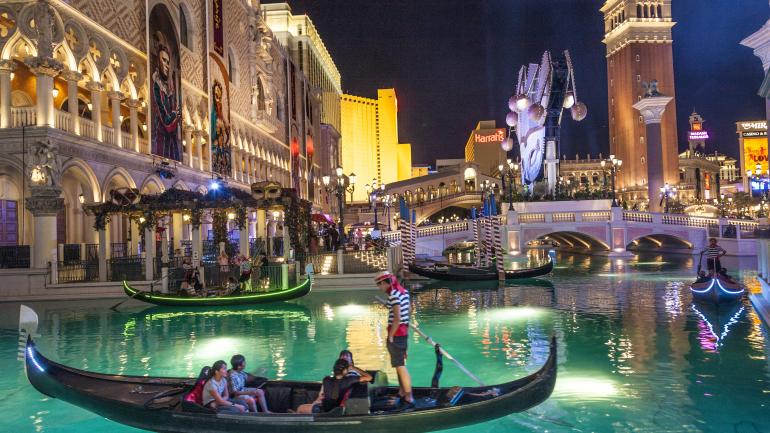 在浪漫的贡多拉上探索威尼斯度假胜地