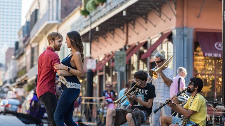 在皇家街随着街头艺人的音乐翩翩起舞