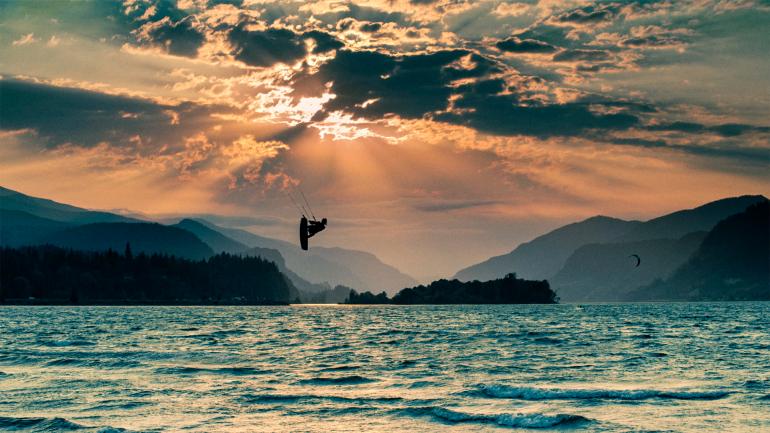 在俄勒冈州体验风筝冲浪 在俄勒冈州体验风筝冲浪