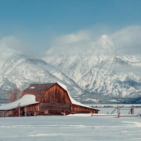以大提顿为背景的白雪皑皑的怀俄明州农场
