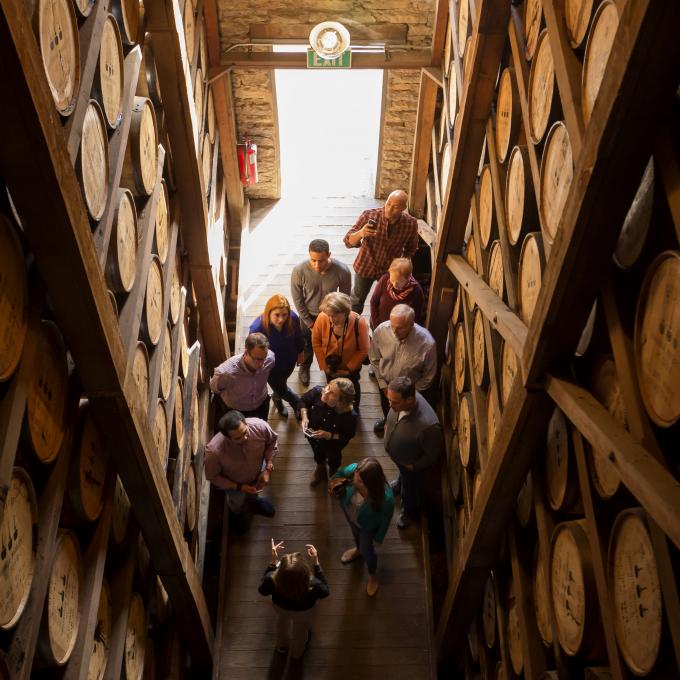 层层叠放的波本木桶贮藏在草屋酒窖中