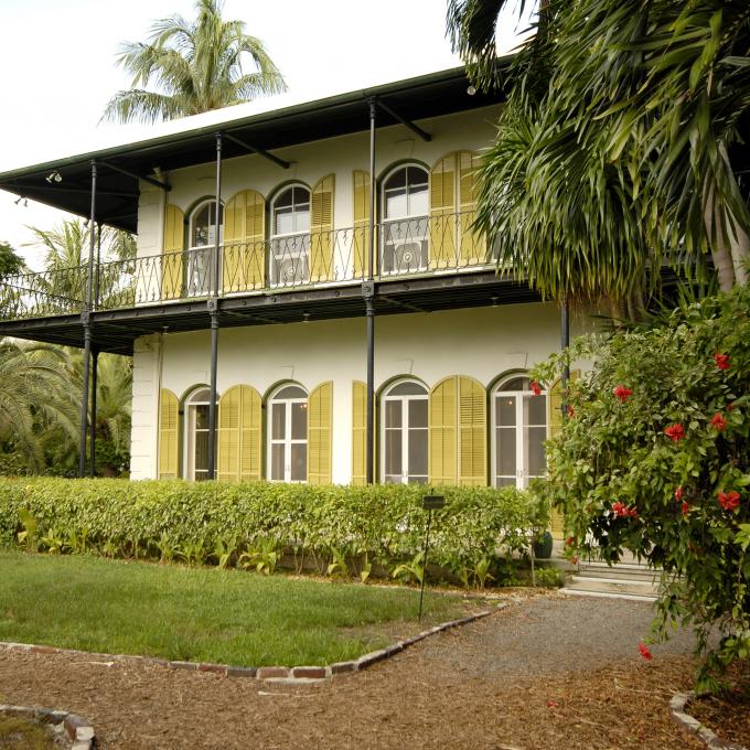 美国作家欧内斯特·海明威曾居住在基韦斯特,为了表达对他的敬意,这里每年都会举办一场海明威模仿秀比赛。 美国作家欧内斯特·海明威曾居住在基韦斯特,为了表达对他的敬意,这里每年都会举办一场海明威模仿秀比赛。