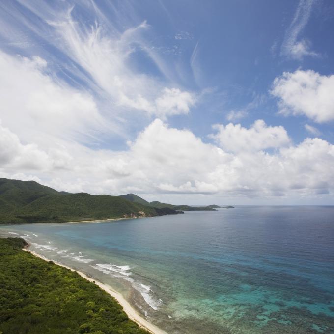 圣约翰岛百分之六十的区域属于受保护的国家公园，拥有 51 平方公里的近海珊瑚礁。