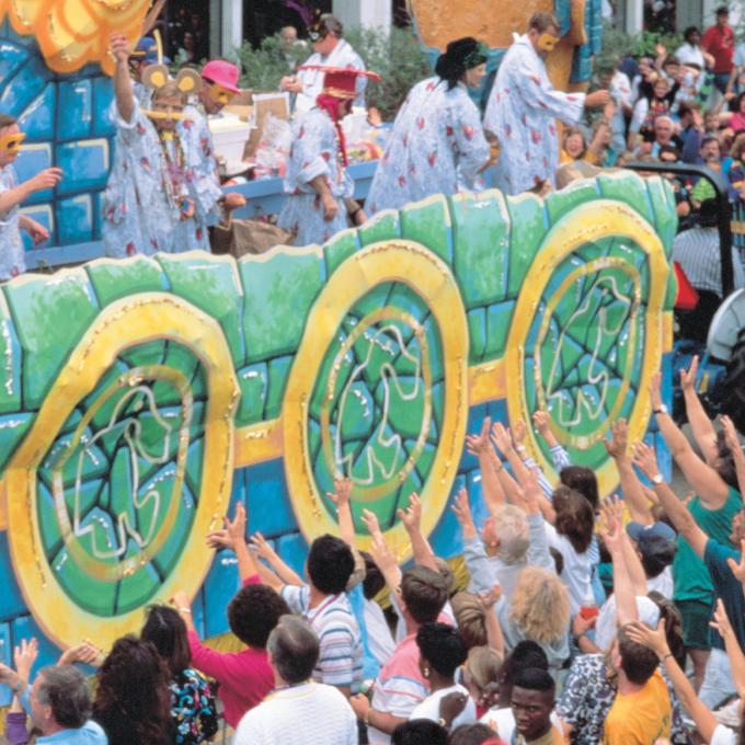 拉斐特狂欢节期间正在游行的一辆彩色花车