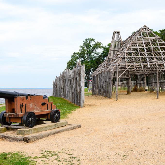 詹姆斯敦是美国首个殖民地,也是弗吉尼亚州第一个首府城市,之后是威廉斯堡,最后定为里士满。 詹姆斯敦是美国首个殖民地,也是弗吉尼亚州第一个首府城市,之后是威廉斯堡,最后定为里士满。