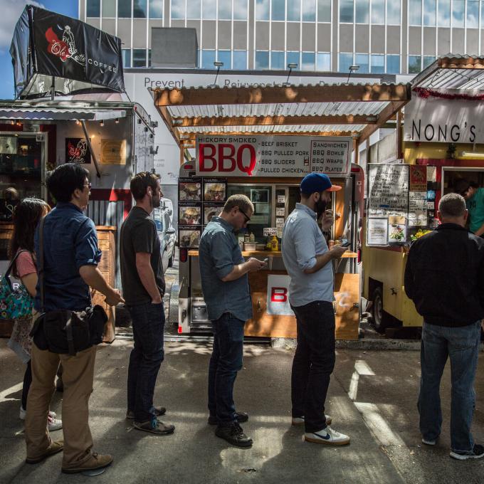 在波特兰一家高人气餐车前排队的人们 在波特兰一家高人气餐车前排队的人们