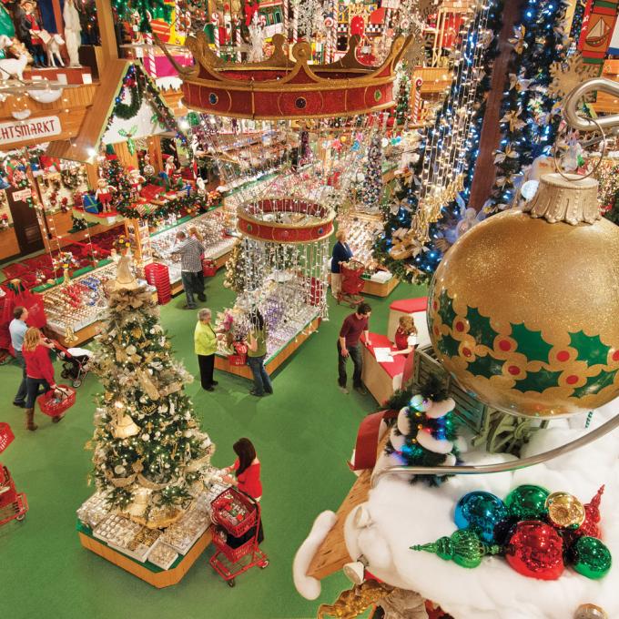 位于密歇根州弗兰肯莫斯的 Bronner’s CHRISTmas Wonderland 商店是世界上最大的圣诞商店，内部充满节日气氛