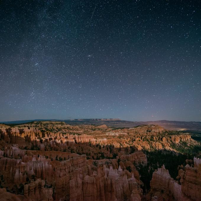 夜晚时分，在布莱斯峡谷中可以看到 7500 多颗星星。