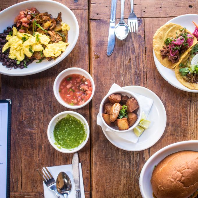 当地餐厅的招牌图森菜肴