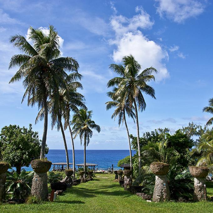 岛上有许多顶部为新月形的拉堤石，实际上这在过去是支撑用的石柱。