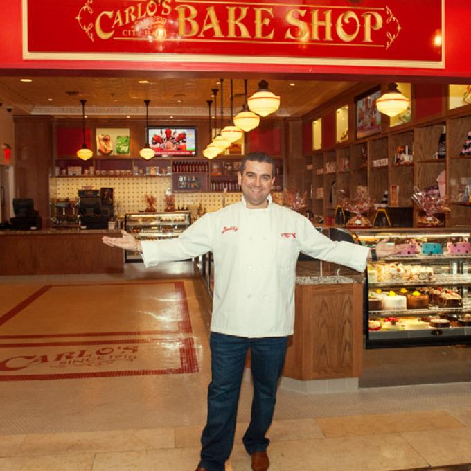 泽西市 Carlo’s Bakery 面包店前的《Cake Boss》美食真人秀兄弟 泽西市 Carlo’s Bakery 面包店前的《Cake Boss》美食真人秀兄弟
