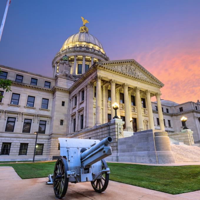 杰克逊市一开始名叫“LeFleur's Bluff”,是根据法裔加拿大商人 Louis LeFleur 的名字命名,后来在 1822 年成为州府后,才根据美国第七任总统安德鲁·杰克逊的名字改为如今的名称。 杰克逊市一开始名叫“LeFleur's Bluff”,是根据法裔加拿大商人 Louis LeFleur 的名字命名,后来在 1822 年成为州府后,才根据美国第七任总统安德鲁·杰克逊的名字改为如今的名称。
