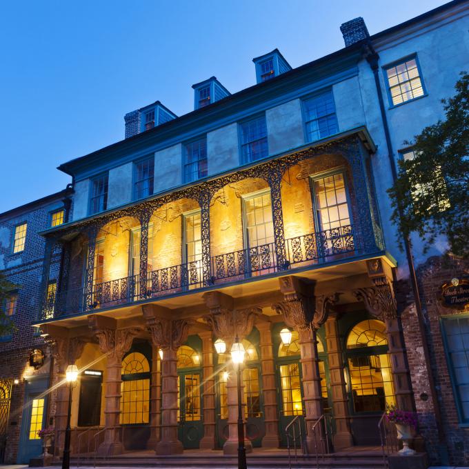 码头街剧院(Dock Street Theatre)的原址上是美国首家剧院的所在地,现在剧院已经翻新。 码头街剧院(Dock Street Theatre)的原址上是美国首家剧院的所在地,现在剧院已经翻新。