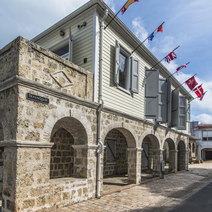 圣克洛伊岛是新世界唯一曾被七个国家统治过的领土,这七个国家分别是:西班牙、荷兰、英国、法国、马耳他、丹麦和美国。 圣克洛伊岛是新世界唯一曾被七个国家统治过的领土,这七个国家分别是:西班牙、荷兰、英国、法国、马耳他、丹麦和美国。