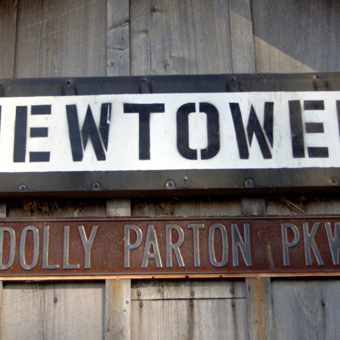 穿过塞维尔维尔的其中一条主路就是多莉·帕顿公路。 穿过塞维尔维尔的其中一条主路就是多莉·帕顿公路。