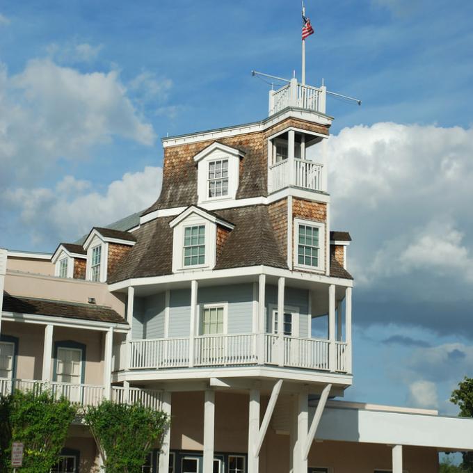 Nimitz Hotel 酒店的悠久历史可以追溯到 19 世纪 40 年代，接待过尤利西斯·S·格兰特和罗伯特·爱德华·李等诸多名人。这里也是太平洋战争国家博物馆所在地。