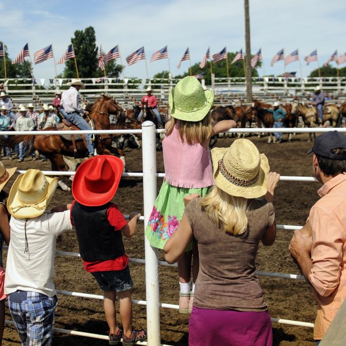 在南达科他州观看当地牛仔竞技表演 在南达科他州观看当地牛仔竞技表演