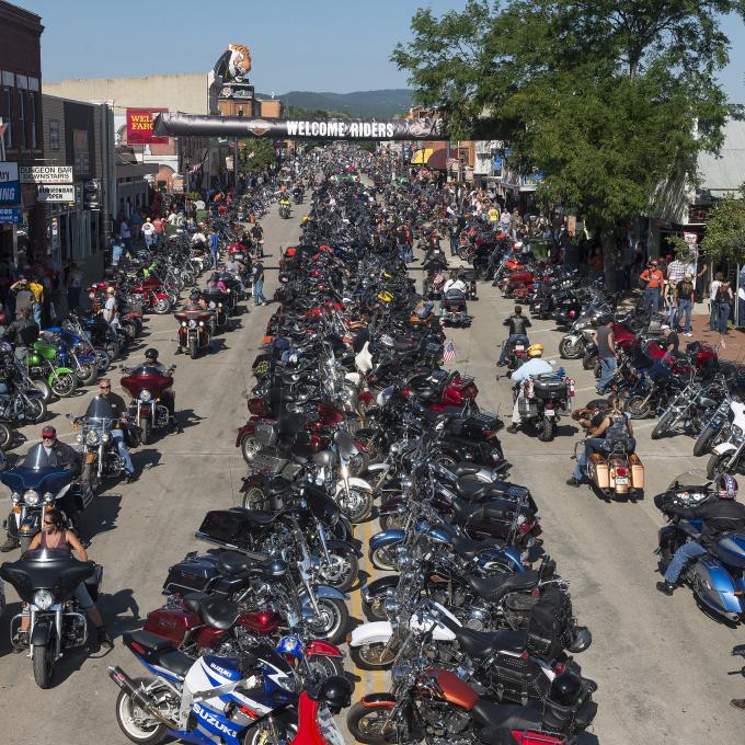 数以千计的摩托车手聚集于南达科他州的斯特吉斯摩托车拉力赛 数以千计的摩托车手聚集于南达科他州的斯特吉斯摩托车拉力赛