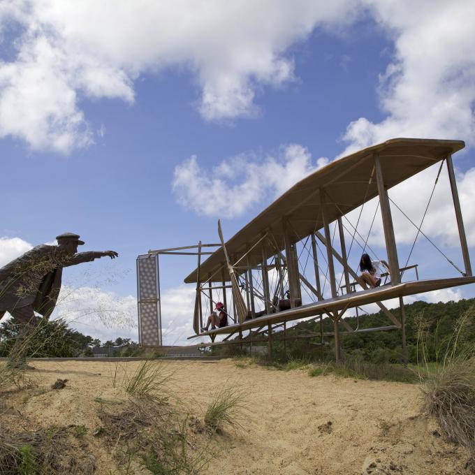 纪念威布尔·莱特和威布尔·莱特首次试飞的基蒂霍克雕像 纪念威布尔·莱特和威布尔·莱特首次试飞的基蒂霍克雕像