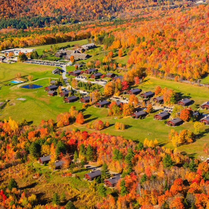 鸟瞰斯托如田园诗歌般美好的乡村秋景
