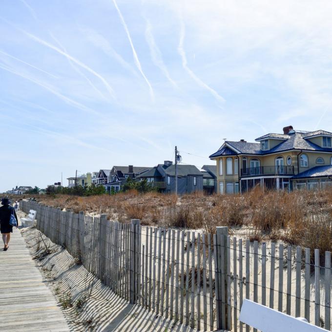 漫步于特拉华州里霍伯斯滩的海滨木板道 漫步于特拉华州里霍伯斯滩的海滨木板道