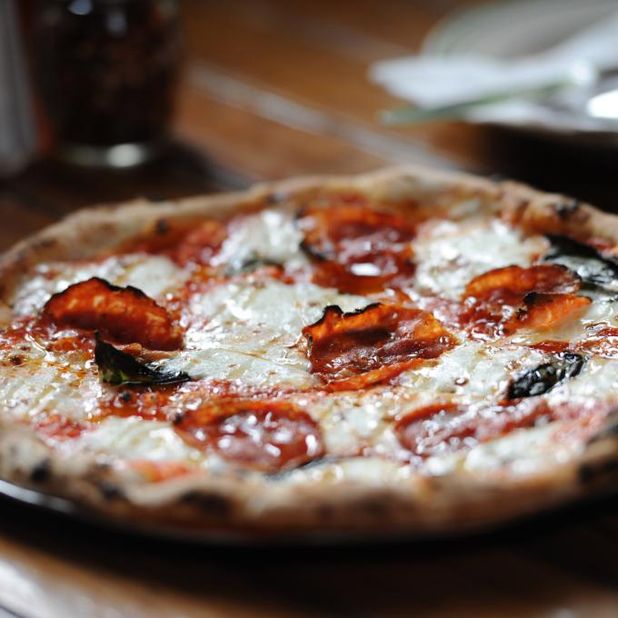 一个热腾腾的纽约披萨