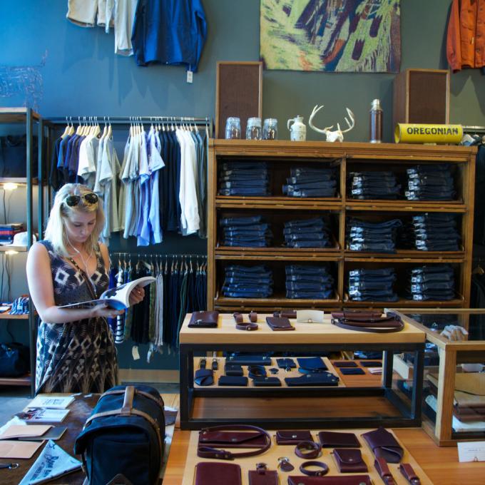 在波特兰的 Tanner Goods 旗舰店中选购优质皮革 在波特兰的 Tanner Goods 旗舰店中选购优质皮革