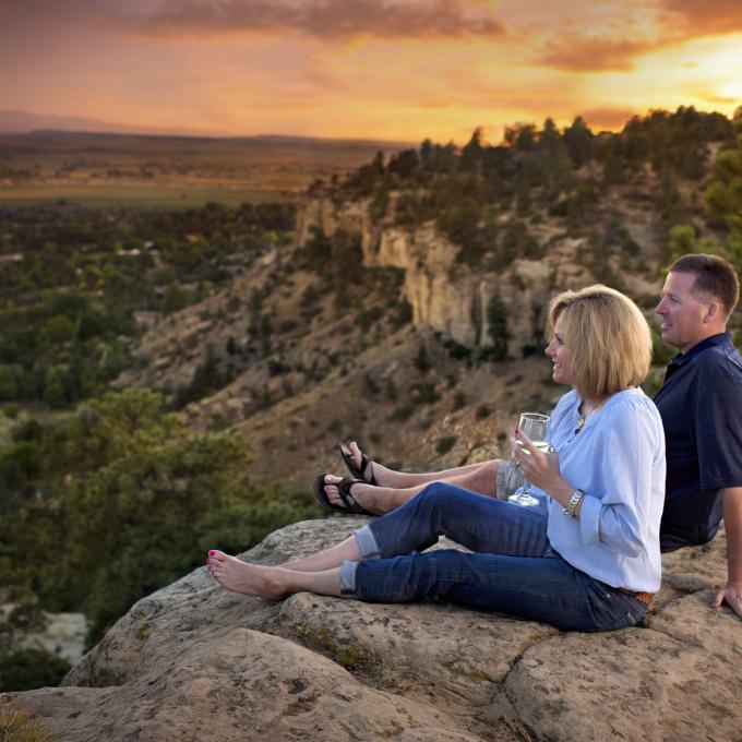 一对夫妇正在欣赏比林斯周围的悬崖