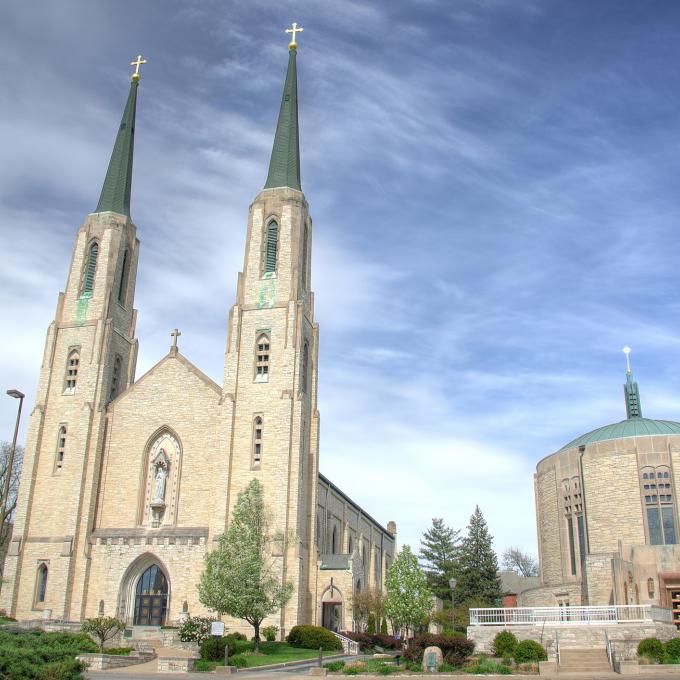 韦恩堡拥有大约 360 座教堂，享有“教堂之城”的美誉。