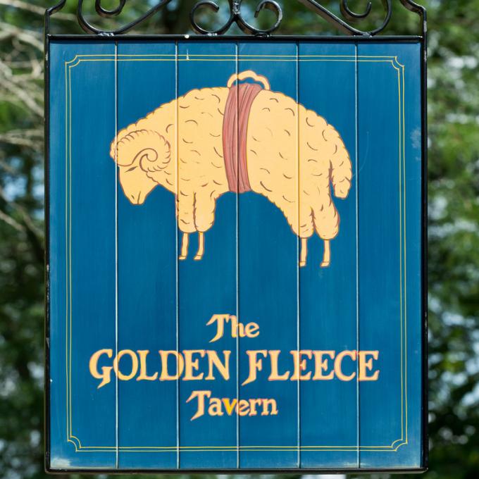 1787 年 12 月 7 日，代表们聚集在 Battell's Tavern 小酒馆（现称为 Golden Fleece Tavern 小酒馆），并在《美国宪法》上签名，特拉华成为了美国的第一个州。